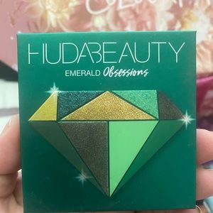 Huda Beauty Emerald Obsessions eyeshadow palette